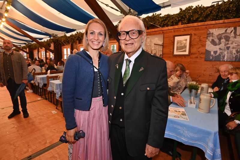 Quelle: Erdinger Weißbräu/Werner Brombach, Inhaber ERDINGER Weißbräu, (rechts) begrüßte Magdalena Neuner (links) und ihre ehemaligen Biathlon-Kolleginnen auf dem Herbstfest in Erding. Quelle: Erdinger Weißbräu/Werner Brombach, Inhaber ERDINGER Weißbräu, (rechts) begrüßte Magdalena Neuner (links) und ihre ehemaligen Biathlon-Kolleginnen auf dem Herbstfest in Erding.