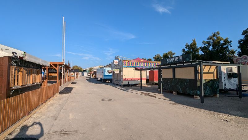 Buden gegenüber dem Festzelt Erdinger Weißbräu (23.08.2024) Buden gegenüber dem Festzelt Erdinger Weißbräu vor dem Autoscooter