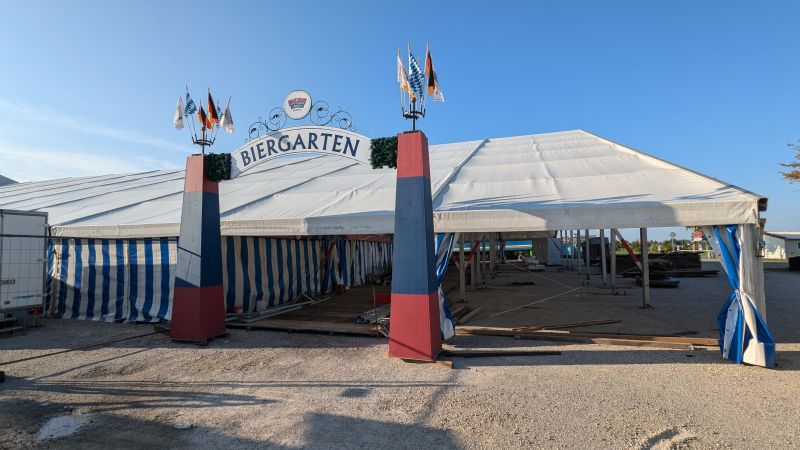 Biergarteneingang Fischer's Stiftungszelt (23.08.2024) Fischer's Stiftungszelt Biergarteneingang