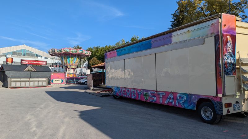 Derbystar, Kettenkarussell und Leberkäs Speiserei (23.08.2024) Derbystar und im Hintergrund Kettenkarussell und Leberkäs Speiserei