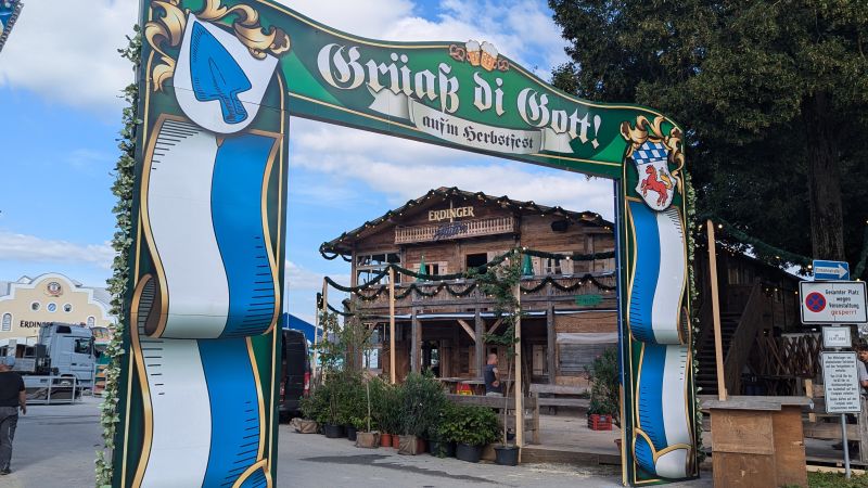 Herbstfest Eingangstor West (27.08.2024) Eingangstor West mit Erdinger Hütt'n und Weißbräuzelt