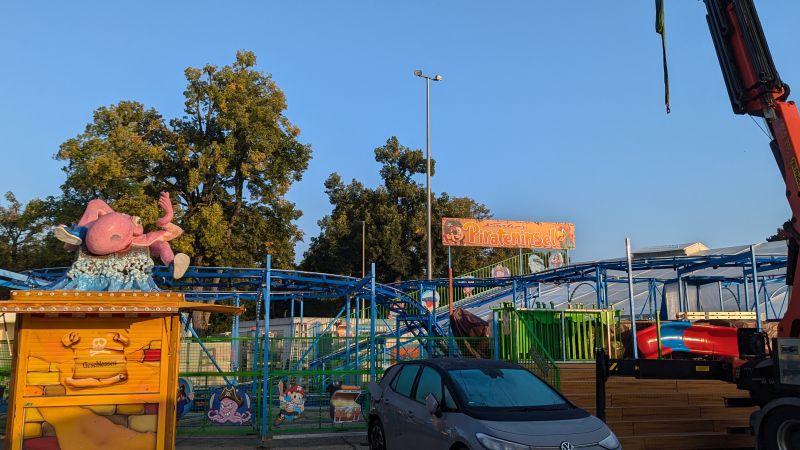 Familienachterbahn Pirateninsel (28.08.2024) Familienachterbahn Pirateninsel: Die Bahn selber ist schon aufgebaut.