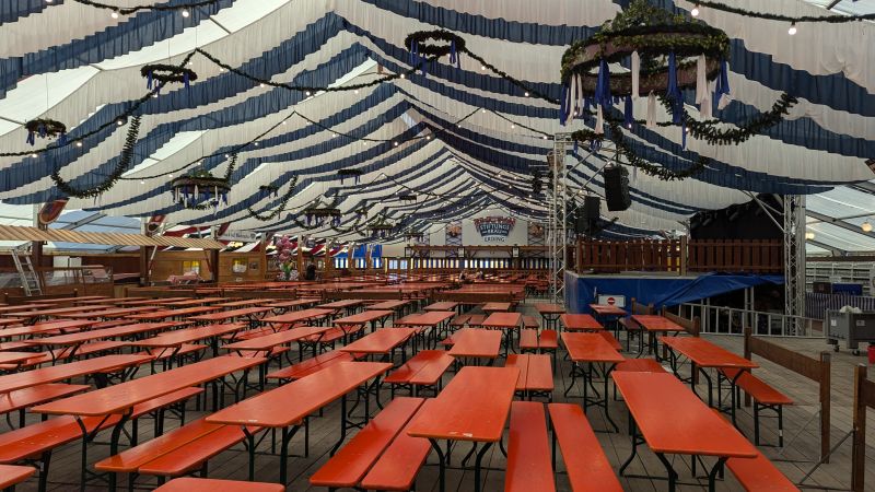 Fischer's Stiftungszelt mit Bühne (29.08.2024) Fischer's Stiftungszelt mit Bühne
