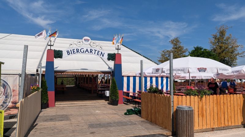 Herbstfestzelt Erdinger Stiftungsbräu Biergarteneingang (30.08.2024) Herbstfestzelt Erdinger Stiftungsbräu Biergarteneingang