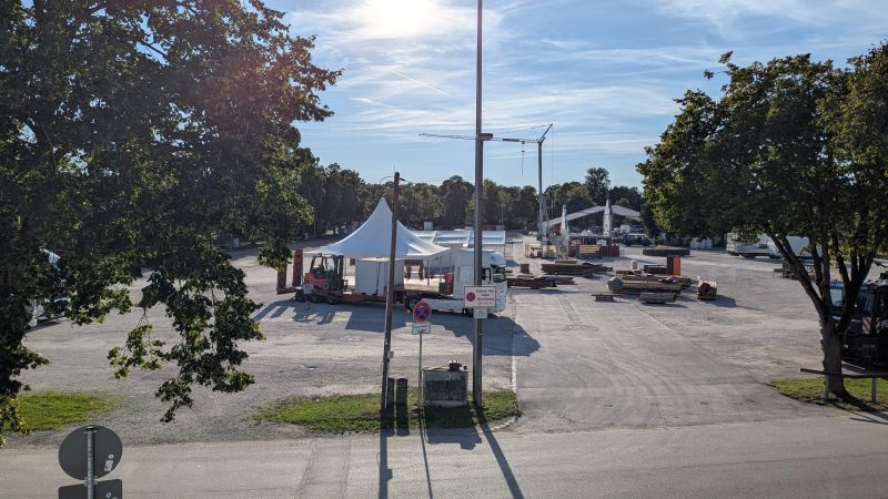 Überblick über den Herbstfestaufbau von Osten aus.