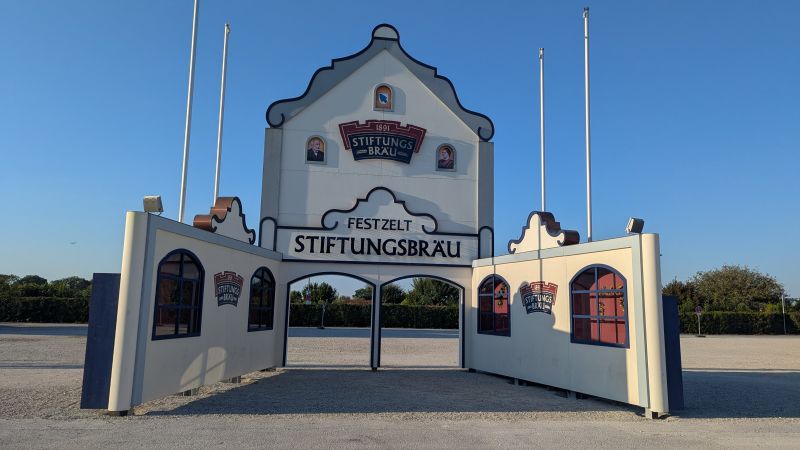 Fischer's Stiftungszelt Eingangstor