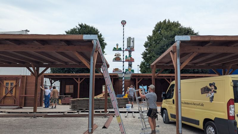 Festzelt Erdinger Weißbräu Biergarten - Maibaum