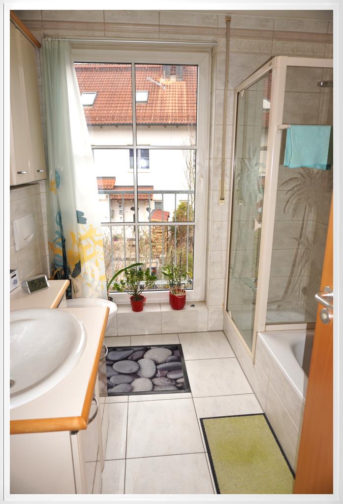 Bad mit Wanne und Dusche
