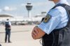 Quelle: Bundespolizei Flughafen / Die gewohnt enge Zusammenarbeit zwischen bayerischer und Bundespolizei bringt Vorteile auf jedem Terrain. Wenn sie wie in dem Fall des 46-jährigen US-Amerikaners in letzter Minute ein Leben rettet, zeigt sich deren Wert e