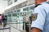Quelle: Bundespolizei / An den Ein- und Ausreisekontrollstellen am Münchner Flughafen ziehen Bundespolizisten fast täglich Reisende mit gefälschten Dokumenten aus dem Verkehr.