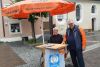 Das Foto (ÖDP Kreisverband Erding) zeigt Roswitha Bendl und Wolfgang vom ÖDP-Kreisvorstand Erding beim Unterschriften sammeln am ersten Infostand am 6.6.2022.