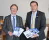 Adressbuch-Verlagsinhaber Werner Ruf (links) und Oberbürgermeister Max Gotz stellen das neue Adressbuch vor. (Foto: Stadt Erding)