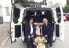 Mit einer Rose und einer Karte mit Gedanken zum Lächeln haben Eva Seufert (links) und Petra Kreus von den Erdinger Maltesern zum Tag der älteren Menschen in der Innenstadt ein Zeichen der Wertschätzung verschenkt. (Foto: Malteser)