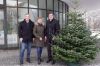 Quelle: Landratsamt Erding Michael Hamburger und Sabine Berger von der Facebookgruppe "Landwirtschaft im Landkreis Erding" bei der Übergabe des Christbaums an Landrat Martin Bayerstorfer