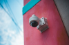 Eine Überwachungskamera schreckt Einbrecher zuverlässig ab! (Foto: Pexels - Erik Mclean)
