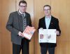 Landrat Martin Bayerstorfer und Kreishandwerksmeister Rudolf Waxenberger präsentieren den Ausbildungskompass für den Landkreis Erding