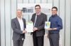 Quelle: LRA Erding / Umweltpakt-Bayern Schreiner  - (vrnl) Erich Pably, Landrat Martin Bayerstorfer und Fillip WonnemannGroup