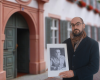 Quelle: Erdinger Geschichte, Dr. Giulio Salvati zeigt das Bild vom ehemaligen NS-Bürgermeister Emil Breitenstein