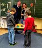 Foto: Thomas Speyerer mit Dunja Kratschmann mit zwei Schülern der Klasse 2a Quelle: Vorstand des Fördervereins GS Moosinning e.V.