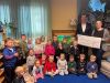 Quelle: SpK Erding-Dorfen - Regionalleiter Andreas Schäffner brachte den Scheck über 10.500 Euro, stellvertretend für alle 21 Kindergärten der Region Dorfen, persönlich bei Erzieherin Sandra Pösl und den Kindern, in Eibach vorbei.