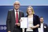 Foto: DIHK-Präsident Peter Adrian zusammen mit der Geehrten, Hannah Weikmann Quelle: Jens Schicke / DIHK