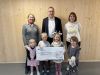 Quelle: SpK Erding-Dorfen - v.l.n.r. Regionalleiterin Taufkirchen Petra Müller, Stellvertreter Walter König und stellvertretende Leiterin des Kinderhauses , Monika Kaltenbrunner