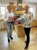 Foto: Trisport-Vorstandmitglied Harald Bronold (l.) bei der Päckchenübergabe mit Wolfgang Erl  Quelle: Trisport Erding e.V.