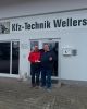 Quelle: Helferschwein e.V. - Hans Wellers bei der Scheckübergabe an Harry Hoyler