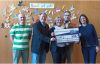 Quelle: Förderverein der Grundschule, Markus Pfanzelt (Rektor der Grundschule Moosinning), Thomas Speyerer (stellv. Vorsitzender Förderverein), Sabine Knust (VR-Bank Erding eG), Thomas Gobmaier (Vorsitzender Förderverein), Michaela Fehringer  Moosinning,