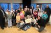Stolze Kinder, stolze Summe: 2.620 Euro als Ergebnis ihrer Klopfer-Tür übergaben die Kinder der Grundschule Inning am Holz Ende Januar an Ary Witte-Kriegner (vorne, kniend). Foto: Melanie Benglan