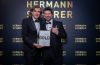 links Veranstalter Hermann Scherer mit dem Gewinner Michael Wacker (Bildrechte freigegeben von Fotograf Justin Bockey)