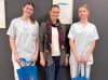 Quelle: LRA Erding - Studierende Johanna Wimmer und Leonie Jüttner. In der Mitte: Britta Schichtl, Leiterin der Zentralen Praxisanleitung und Praxiskoordination