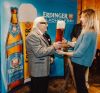 Quelle: beerballer/ERDINGER Weißbräu - Werner Brombach, Inhaber der Privatbrauerei ERDINGER Weißbräu und großer Biathlonfan, überreicht Franziska Preuß das 3-Liter-Siegerglas ERDINGER Alkoholfrei.