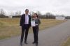 Landrat des Landkreises Erding Martin Bayerstorfer (li.) überreicht die Umwelt- und Klimapakt Bayern Urkunde an Daniela Schön-Horder, geschäftsführende Gesellschafterin von OPEN.9/RESTAURANT.9