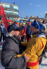 Quelle: Erdinger Alkoholfrei, Werner Brombach, Inhaber der Privatbrauerei ERDINGER Weißbräu und großer Biathlonfan, war einer der ersten Gratulanten von Franziska Preuß nach dem Sieg im Gesamtweltcup in Oslo