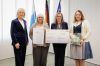 Quelle: Nikolaus Schäffler/StMAS -  (v.l.): Staatsministerin und weitere  stv. Ministerpräsidentin Ulrike Scharf mit Karin Geiger, Leiterin Claudia Wegmann und Ramona Hübner vom Mehrgenerationenhaus Taufkirchen/Vils.