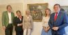 Quelle: Stadt Erding - Maximilian (links) und Erika Auer (3.v.l.) übergeben das Bild des Tiermalers an Oberbürgermeister Max Gotz, Simone Lachmann und Heike Kronseder vom Museum Franz Xaver Stahl (von rechts)