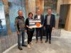 Bei der Übergabe in Dorfen von links: (Wolfram Honsberg und Rita Rott vom Bund Naturschutz, Ortsgruppe Dorfen, Markus Aigner, Vorstand der VR-Bank Taufkirchen-Dorfen eG und Manuel Geidobler, Bankstellenleiter von Dorfen)