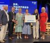 Quelle: IHK - (v.l.n.r.): Paul Kamm, IHK-Chef Manfred Gößl, Heidi Huber-Kamm, Johanna Kamm, Veronika Kamm und Staatsministerin Ulrike Scharf