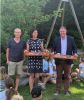Quelle: Förderverein - v.l. Markus Pfanzelt (Schulleiter), Michaela Fehringer (Leiterin OGS) und Thomas Speyerer (stellv. Vorsitzender Förderverein) bei der Eisausgabe.