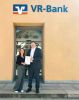 Quelle: VR-Bank Erding - Melanie Koxholt (BEG Isental, links) und Felix Lechner (stellv. Vorstandsvorsitzender VR-Bank Erding eG. rechts) freuen sich, die Energiewende gemeinsam voranzubringen