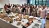 © AELF Ebersberg-Erding - Die Studierenden vor dem reichhaltigen Buffet mit Helga Bauschmid, stellv. Schulleiterin (re. außen) und Schulleiter Dr. Josef Schächtl (li. hinten)