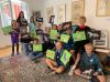 Quelle: Franz-Xaver-Stahl Museum - Bockhorner Ferienkinder mit ihren Zentangle-Kunstwerken; links hinten: Lisa, Auszubildende bei der Stadt Erding