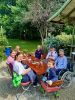 Quelle: Malteser - Ein unvergesslicher Tag am Starnberger See (v.r.): Die schwerkranke Anna und ihr Ehemann genossen den Familienausflug mit Reinhold Schilz und Sunny Klee (nicht auf dem Bild) vom Malteser Herzenswunsch-Krankenwagen.