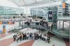 Quelle: Lukas Sammetinger - fmg - Das Bild zeigt die neuen Auszubildenden und dual Studierenden der FMG mit ihrem Ausbildungsteam und Führungskräften im Munich Airport Center.