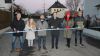 Harald Woellert und Julia Seeberger (Tiefbauamt), Firmenchef Matthias Schelle, Oberbürgermeister Max Gotz, Stadtbaumeisterin Elke Fischer und Tobias Koburger (Ingenieurbüro Schelzke/von links) geben die Straße frei. (Foto: Christian Wanninger)