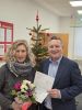 Quelle: SpK Erding-Dorfen - Regionalleiter Peter Schneider überbrachte der glücklichen Gewinnerin Anneliese Gebauer die gute Nachricht.