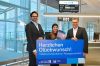 Quelle: ATF Pictures): United Airlines feiert elf Millionen Passagiere am Flughafen München. Von links: Reto Schneider (United Airlines), Maria Rommel und Thomas Kube (Flughafen München).