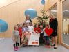 Quelle: SpK Erding-Dorfen -  Regionalleiterin Gudrun Königsbauer übergab den Spendenscheck stellvertretend für die Region Forstern an die Kinder und die Leiterin der Kindertagesstätte St. Peter, Susanne Popp.