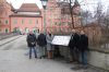 v.l. Bodo Gsedl (SOVIEs), Bürgermeister Stefan Haberl, Hildegard Holzinger (Stiftungsrätin), Tobias Karbaumer (Heimatkundliches Gemeindearchiv) und Johannes Pregler (Vorstand KU Wasserschloss) vor der Infostehle bei der Auffahrt zum Wasserschloss